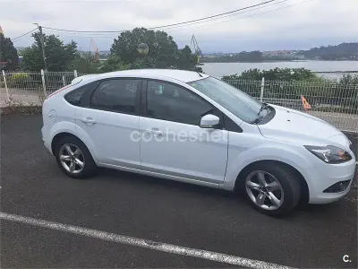 Usado Ford Focus Trend 90 CV (66 kW) 2010 Blanco Berlina