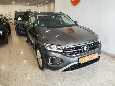 Usado VW T-Roc Life 150 CV (110 kW) 2024 Gris / plata SUV