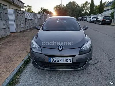 Usado Renault Mégane Authentique 85 CV (62 kW) 2009 Gris / plata Berlina