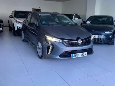 Käytetty Renault Clio V Evolution 100 HP (73 kW) 2023 Harmaa Sedan