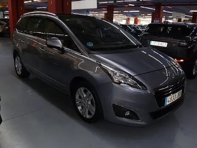 Begagnad Peugeot 5008 Allure 120 HK (88 kW) 2016 Grå Minibuss