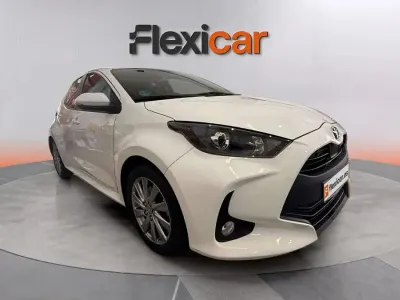 Usado Toyota Yaris Hybrid Active 116 CV (85 kW) 2023 Blanco Berlina