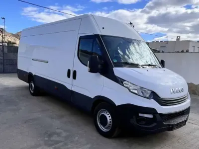 Usado Iveco Daily 170 CV (125 kW) 2018 Blanco Van