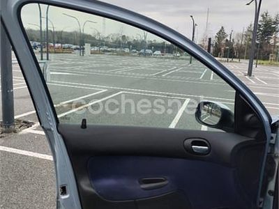 Usado Peugeot 206 70 CV (51 kW) 2004 Azul Berlina