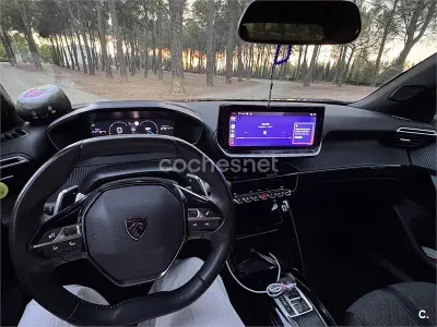 Usado Peugeot 2008 Allure 130 CV (95 kW) 2023 Gris / plata SUV