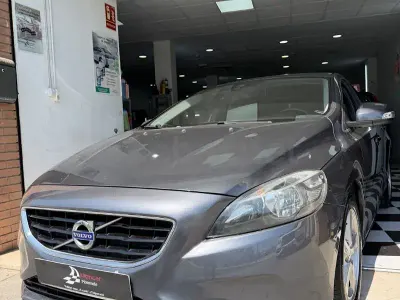 Usado Volvo V40 Momentum 115 CV (84 kW) 2014 Gris / plata Berlina