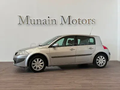 Usado Renault Mégane II Dynamique 105 CV (77 kW) 2007 Gris / plata Berlina