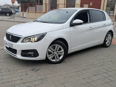 Usado Peugeot 308 Allure 130 CV (95 kW) 2021 Blanco