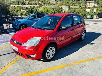 Usado Ford Fiesta Ghia 68 CV (50 kW) 2004 Rojo Utilitario