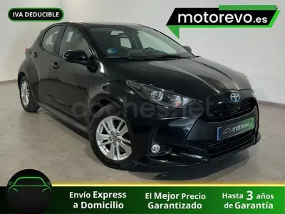 Usado Toyota Yaris Hybrid Active 116 CV (85 kW) 2022 Negro Berlina