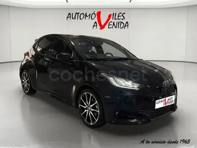 Usado Toyota Yaris Hybrid Sport 116 CV (85 kW) 2022 Negro Berlina