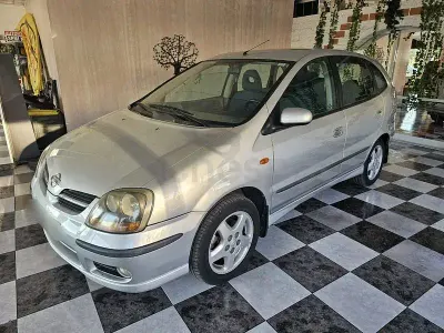 Usado Nissan Almera Tino Comfort 114 HP (83 kW) 2002 Cinzento Monovolume