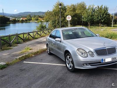 Gris / plata Usado 2002 Mercedes E220 Avantgarde Berlina | 9100 €