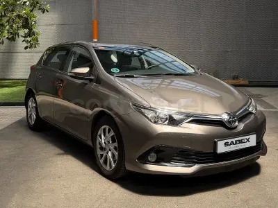 Usado Toyota Auris Active 116 CV (85 kW) 2016 Marrón Berlina
