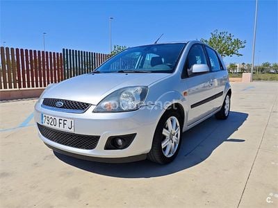 Gris / plata Usado 2006 Ford Fiesta Ghia Utilitario | 3700 € (Precio justo)