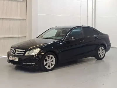 Usado Mercedes C200 136 CV (100 kW) 2011 Negro Berlina