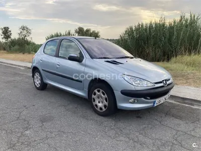 Usado Peugeot 206 70 CV (51 kW) 2003 Azul Berlina