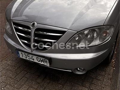 Usado Ssangyong (KGM) Rodius 165 CV (121 kW) 2008 Gris / plata Monovolumen