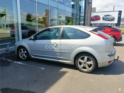 Usado Ford Focus 115 CV (84 kW) 2007 Gris / plata Berlina