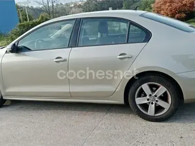 Usado VW Jetta Advance 125 CV (91 kW) 2015 Beige Berlina