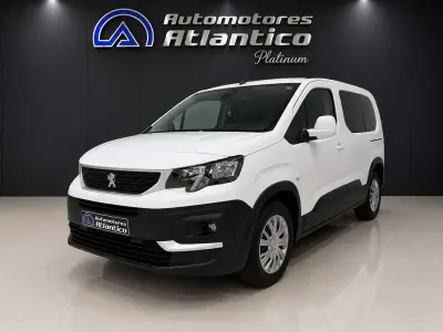 Usado Peugeot Rifter Active 100 CV (73 kW) 2021 Blanco Monovolumen