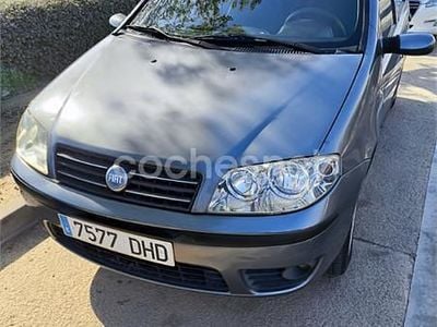 Usado Fiat Punto Dynamic 60 CV (44 kW) 2005 Gris / plata Utilitario