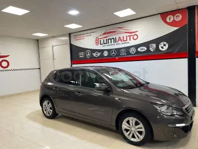 Usado Peugeot 308 Active 110 CV (80 kW) 2016 Gris / plata Berlina