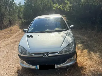 Usado Peugeot 206 75 CV (55 kW) 2002 Gris / plata Berlina