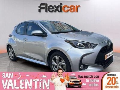 Gris Usado 2024 Toyota Yaris Hybrid Active Berlina | 18.490 € (Buen precio)