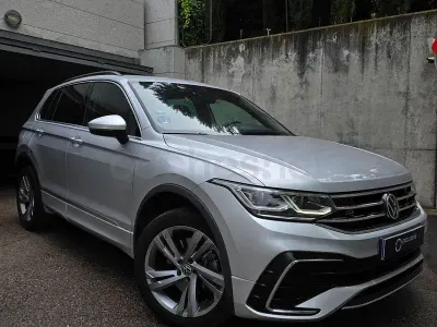 Usado VW Tiguan R-line 245 CV (180 kW) 2023 Gris / plata SUV