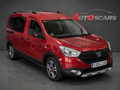 Usado Dacia Dokker Essentiel 95 CV (69 kW) 2019 Granate Monovolumen