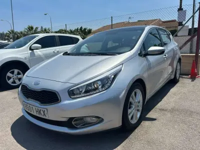 Usado Kia Ceed Sportswagon 135 CV (99 kW) 2012 Plateado Familiar