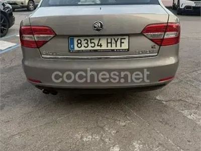 Usado Skoda Superb Elegance 140 CV (102 kW) 2014 Gris / plata Berlina