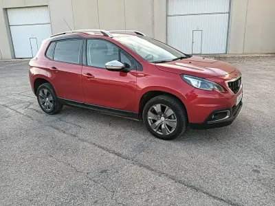 Usado Peugeot 2008 Style 120 CV (88 kW) 2018 Rojo SUV