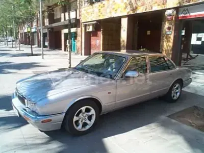 Usado Jaguar XJ8 Executive 240 CV (176 kW) 2001 Gris / plata Berlina