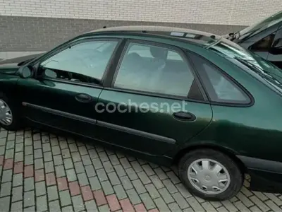 Usado Renault Laguna 115 CV (84 kW) 1996 Verde Berlina