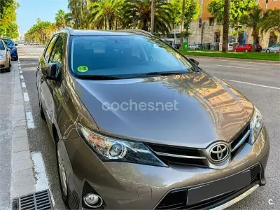 Usado Toyota Auris Active 124 CV (91 kW) 2014 Beige Familiar
