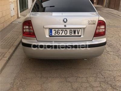 Usado Skoda Octavia Ambiente 90 CV (66 kW) 2002 Gris / plata Berlina