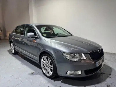 Usado Skoda Superb Elegance 170 CV (125 kW) 2009 Gris / plata Berlina