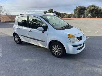 Usado Renault Modus Dynamique 80 CV (58 kW) 2005 Blanco Monovolumen