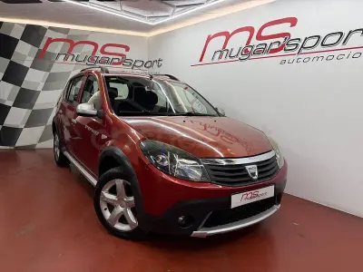 Käytetty Dacia Sandero Stepway 90 HP (66 kW) 2011 Punainen Sedan