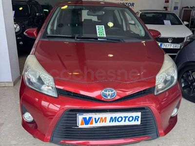 Usado Toyota Yaris Hybrid Advance 100 CV (73 kW) 2013 Rojo Berlina