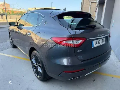 Usado Maserati Levante GranLusso 430 CV (316 kW) 2019 Gris / plata SUV