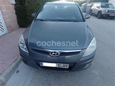 Usado Hyundai i30 Comfort 90 CV (66 kW) 2008 Gris / plata Berlina