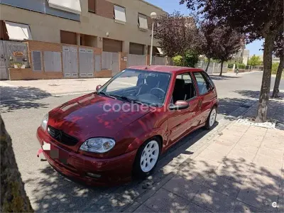 Usado Citroën Saxo 90 CV (66 kW) 2000 Rojo Utilitario