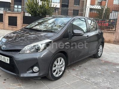 Gris / plata Usado 2013 Toyota Yaris Hybrid Active Berlina | 8499 € (Buen precio)