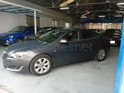 Usado Opel Insignia Selective 140 CV (102 kW) 2015 Gris / plata Berlina