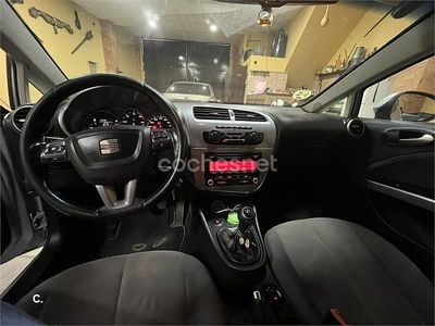 Usado Seat Leon Style 105 CV (77 kW) 2011 Gris / plata Utilitario
