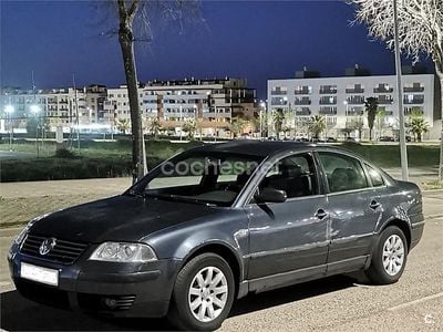 Usado VW Passat Highline 130 CV (95 kW) 2003 Gris / plata Berlina