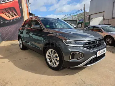 Usado VW T-Roc 115 CV (84 kW) 2023 Gris / plata SUV